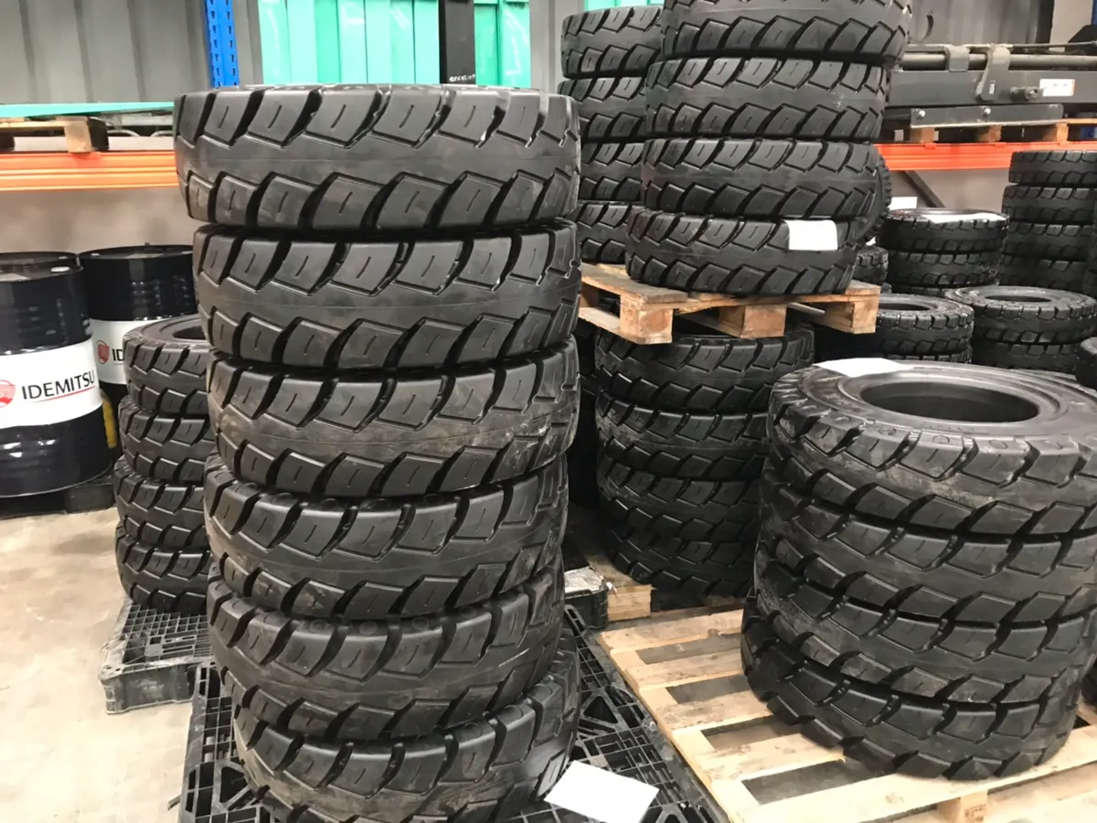 Các cỡ lốp xe nâng đặc xếp trên pallet tại kho TFV