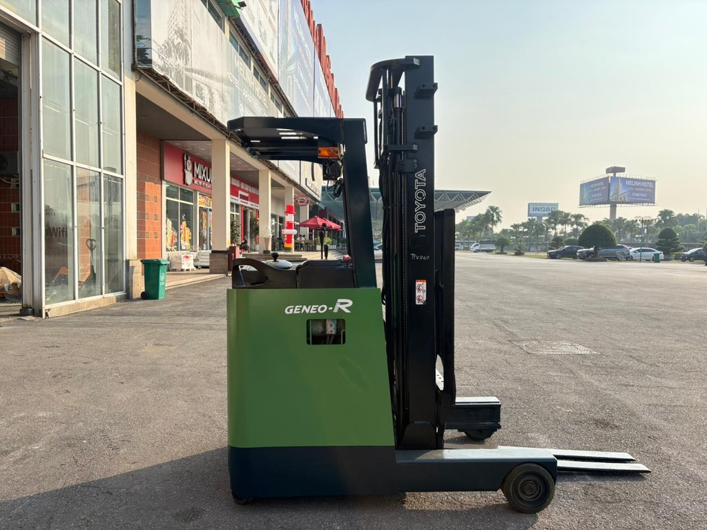Xe nâng Reach Truck đứng lái