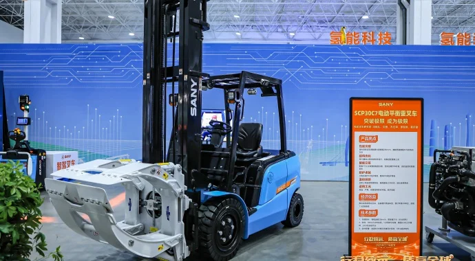Xe nâng điện Sany SCP30C7 lắp kẹp cuộn giấy tại triển lãm