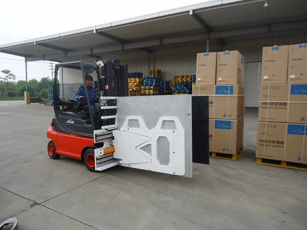 Ứng dụng kẹp thùng carton xe nâng trong kho hàng điện máy