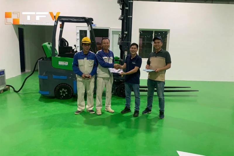 Thuê xe nâng kèm tài xế vận hành
