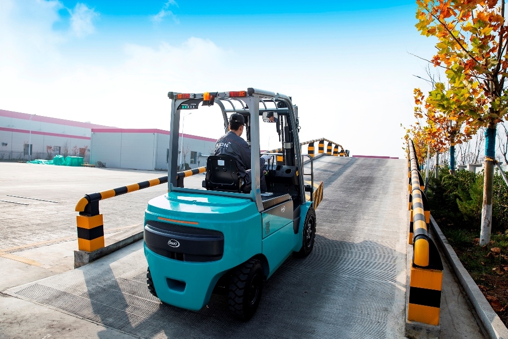 Chuyển đổi xe nâng dầu sang xe điện: Tối ưu chi phí với pin Lithium Interlift
