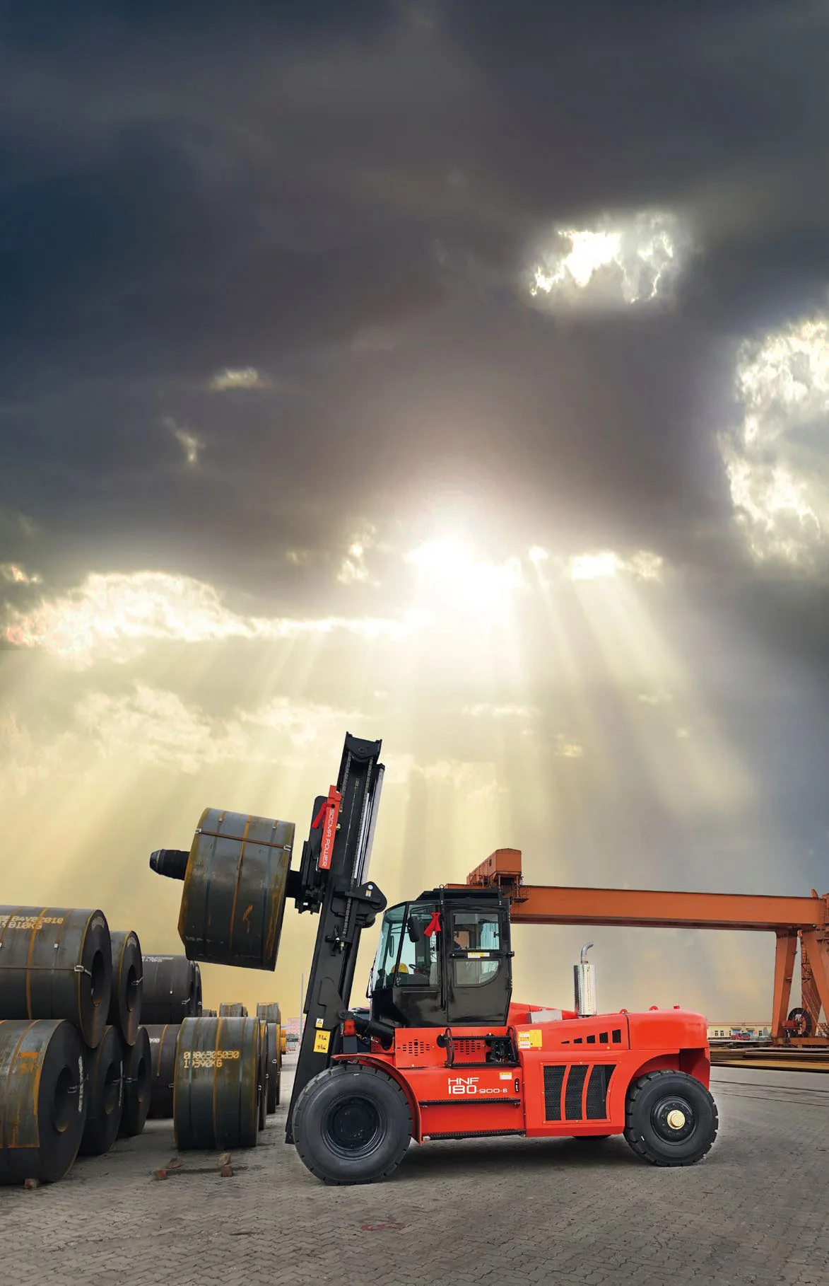 Xe nâng SOCMA HNF180 kẹp cuộn thép ở bãi thép