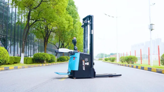 Xe nâng stacker Sany chạy trên đường nội bộ nhà máy