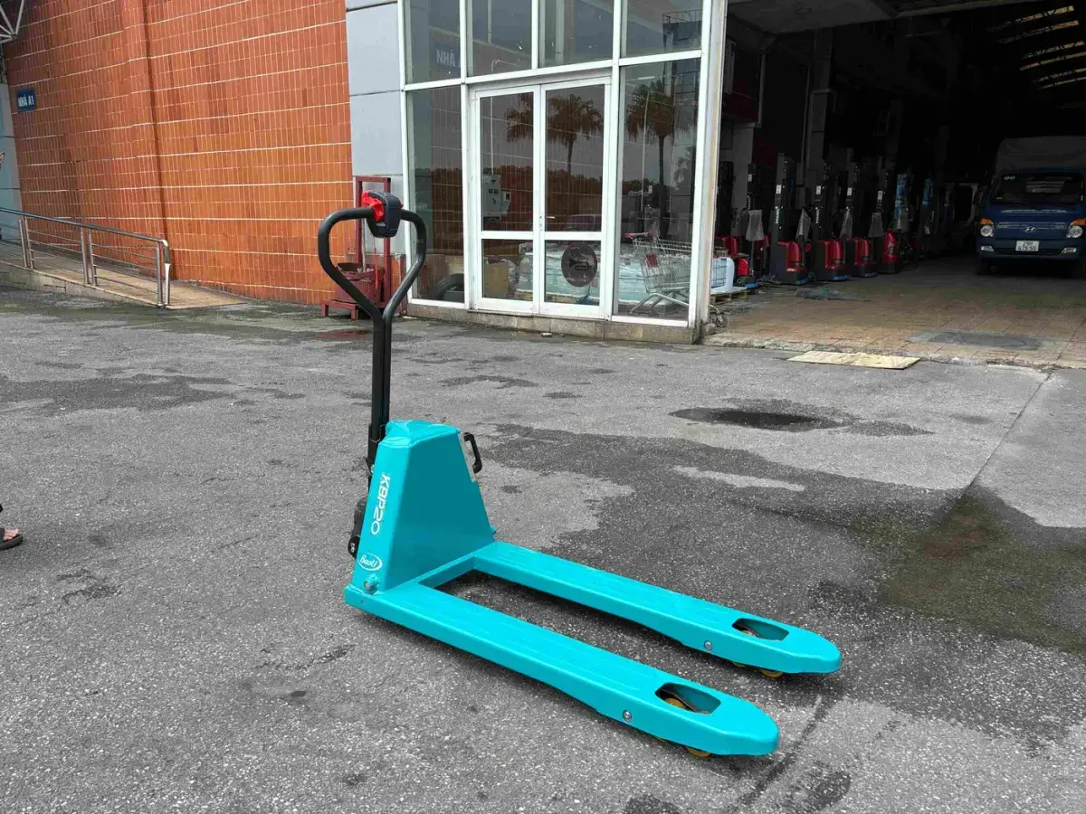 Xe nâng tay điện Baoli EP15 trên sân bê tông tại TFV