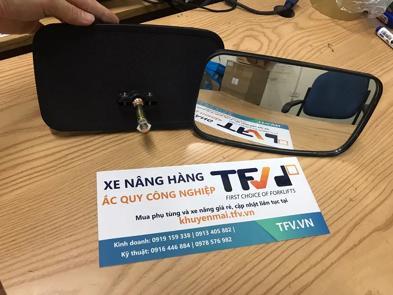 Mặt sau gương chiếu hậu xe nâng 58720-23320-71 với chân bu lông ren bắt giá đỡ