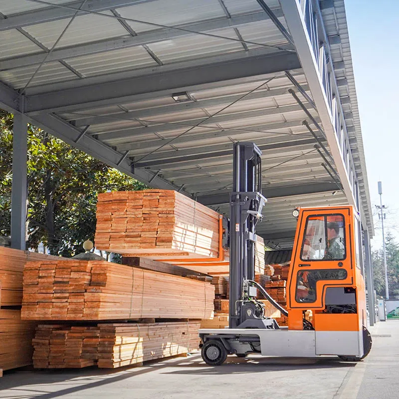 Xe nâng hông Zowell WSHM150 dưới mái che bãi gỗ