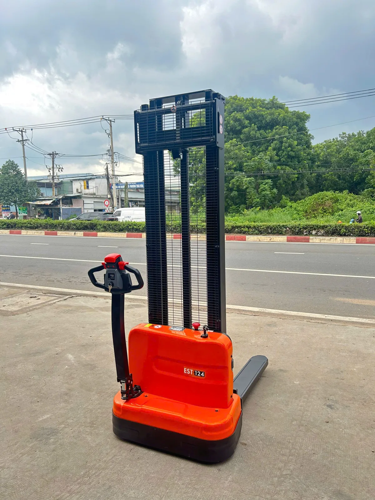 Xe nâng điện stacker Interlift EST124 nhìn chéo phía sau