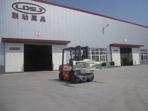 Xe nâng gắn kẹp xoay thùng phuy Liandong trước nhà xưởng