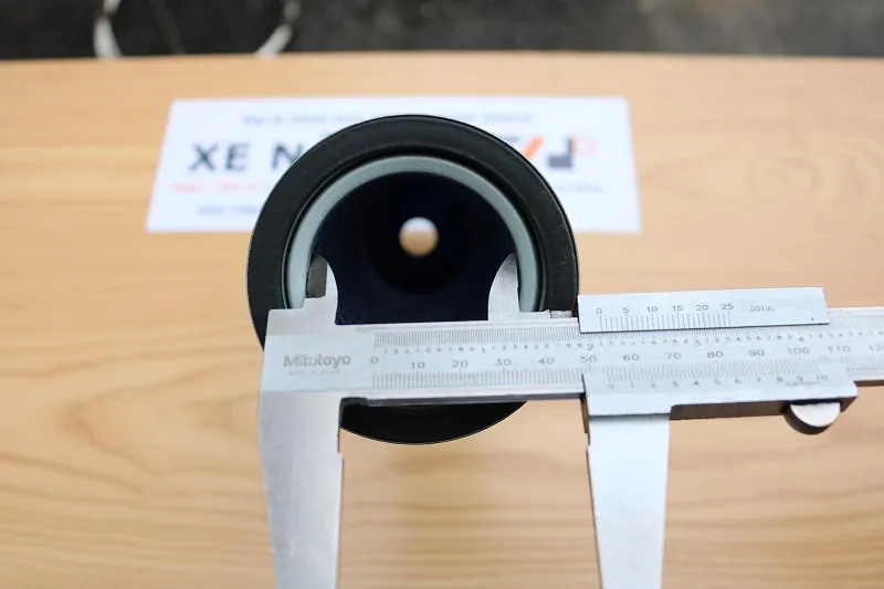 Đo đường kính đầu lọc gió trong xe nâng 3EB-02-25550 bằng thước kẹp