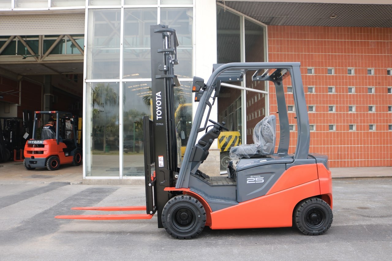 Toyota 8FBN làm việc trong môi trường kho