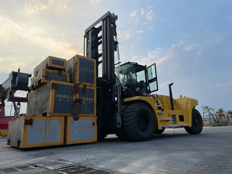 Cabin của Xe nâng dầu SOCMA HNF420 42 tấn