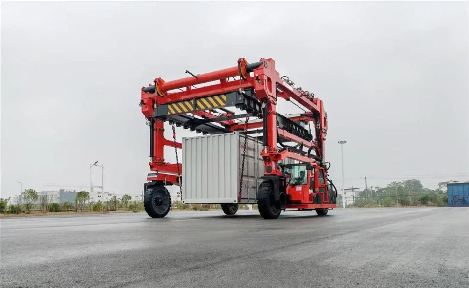 Straddle carrier SOCMA 45 tấn chở container