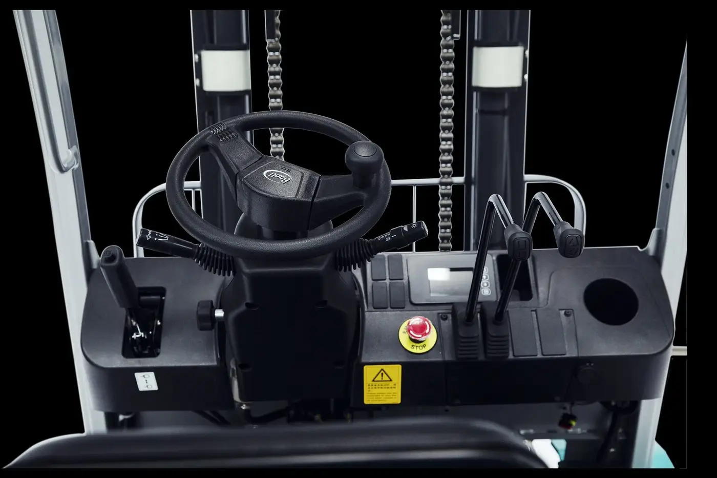 Cabin xe nâng Baoli KBE35-Li-01 nhìn từ ghế lái