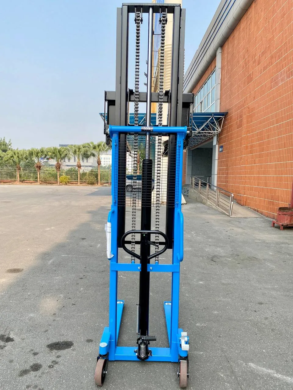 Tay bơm và bàn đạp thủy lực của xe nâng tay cao Interlift CTY-EH1.5T