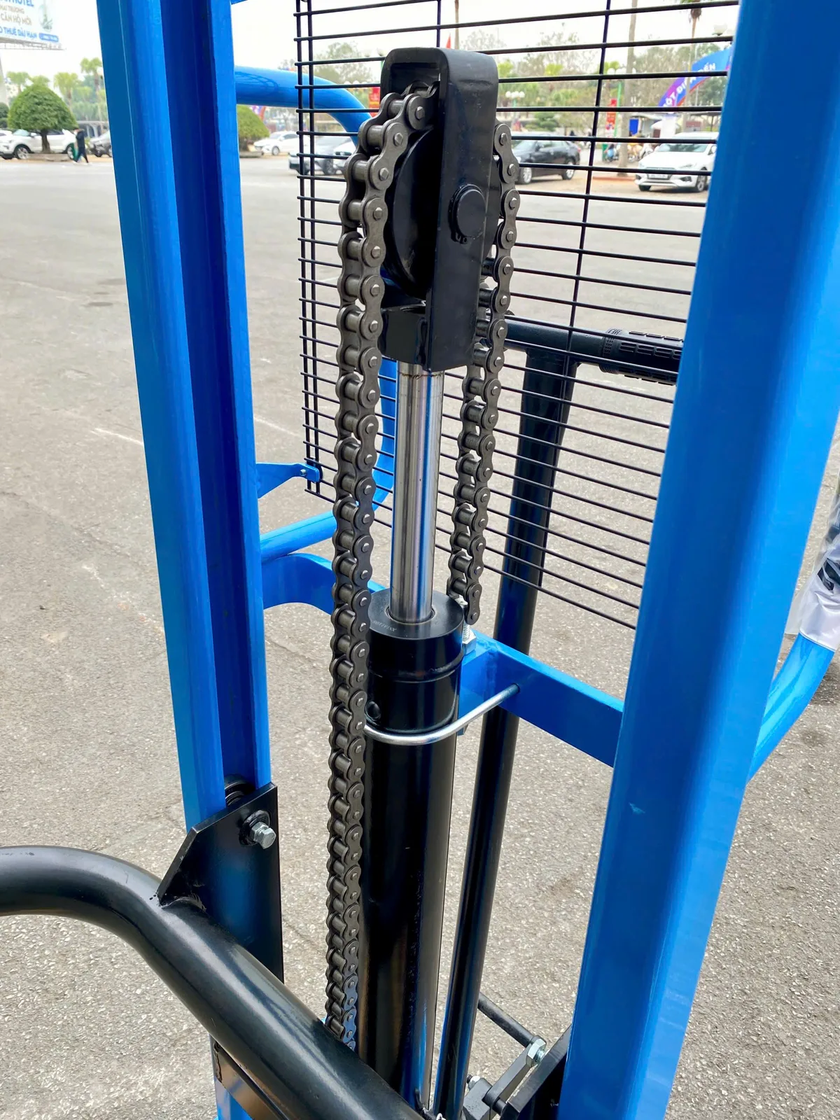 Xích nâng và xi-lanh của xe nâng phuy Interlift 350 kg