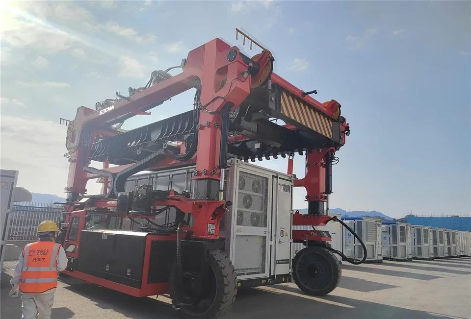 Straddle carrier SOCMA 60 tấn tại nhà máy