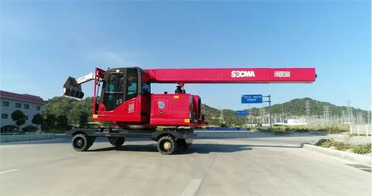 Xe cào xỉ SOCMA làm việc trước cửa lò nhôm