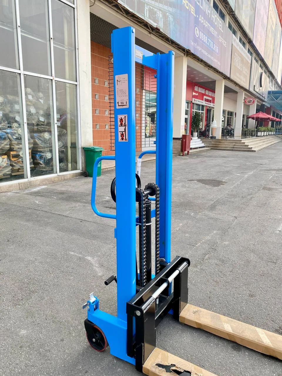 Xe nâng tay cao Interlift CTY-E2.0T nhìn chéo phía sau