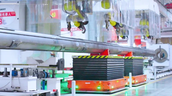 AGV Sany chở cụm chi tiết trong xưởng