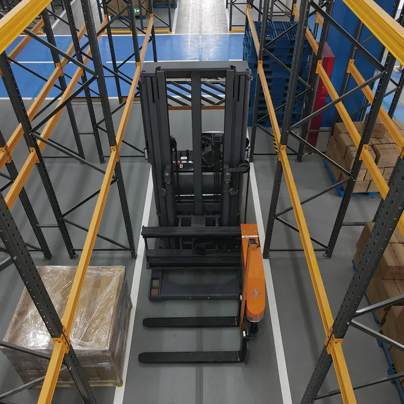 Xe nâng VNA Zowell VDA trong lối đi nhìn từ trên