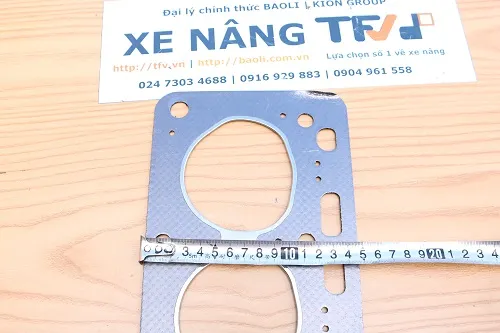 Đo chiều rộng gioăng mặt máy Nissan H15 để so với gioăng cũ