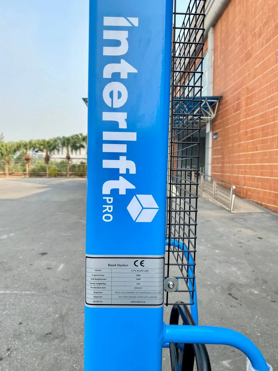 Logo Interlift và tem model trên khung xe CTY-E2.0T