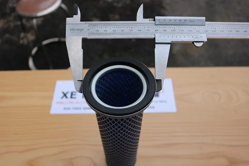Bề mặt lọc gió trong xe nâng 3EB-02-25550 mới, chưa bám bụi