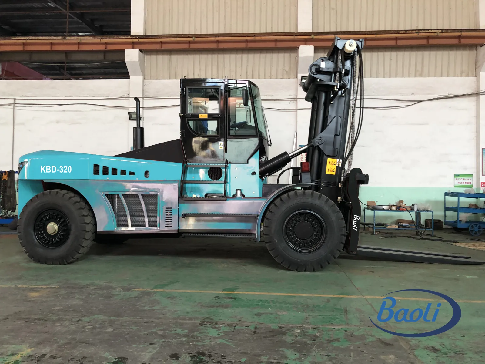 Xe nâng dầu Baoli KBD220 trong xưởng