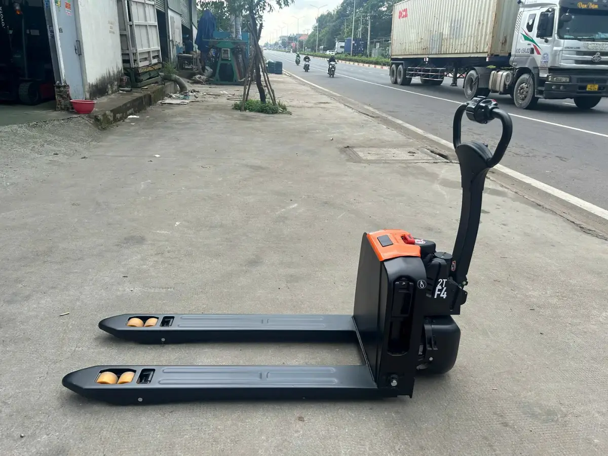 Xe nâng tay điện F4201 tại TFV