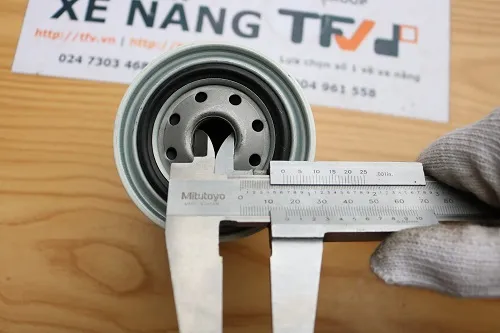 Đo lỗ ren lọc dầu C-1805 bằng thước cặp