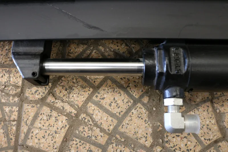 Xi lanh và đầu nối dầu thuỷ lực phụ của attachment xe nâng