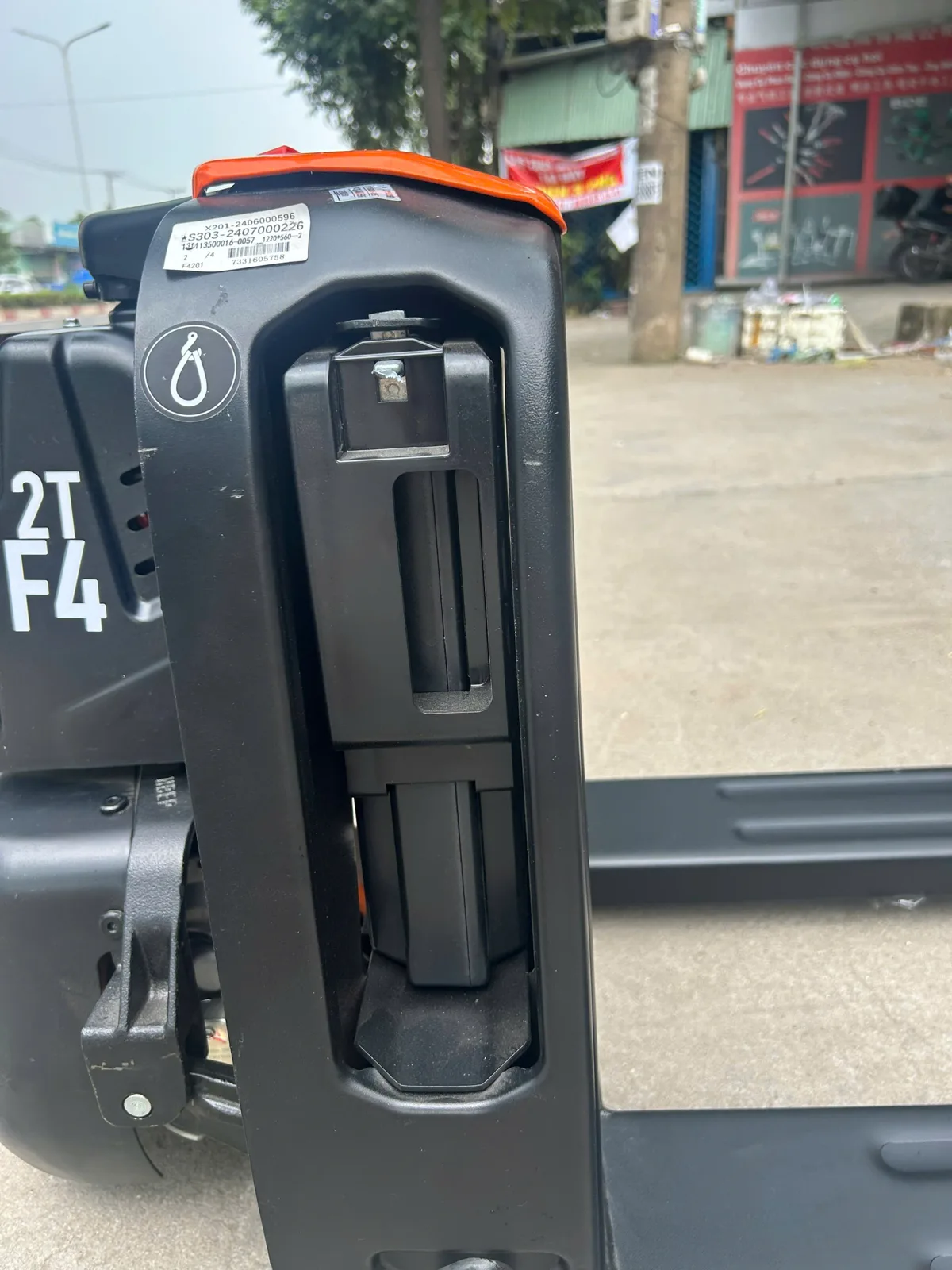 Khe cắm pin lithium tháo rời của xe nâng tay điện Interlift F4 201