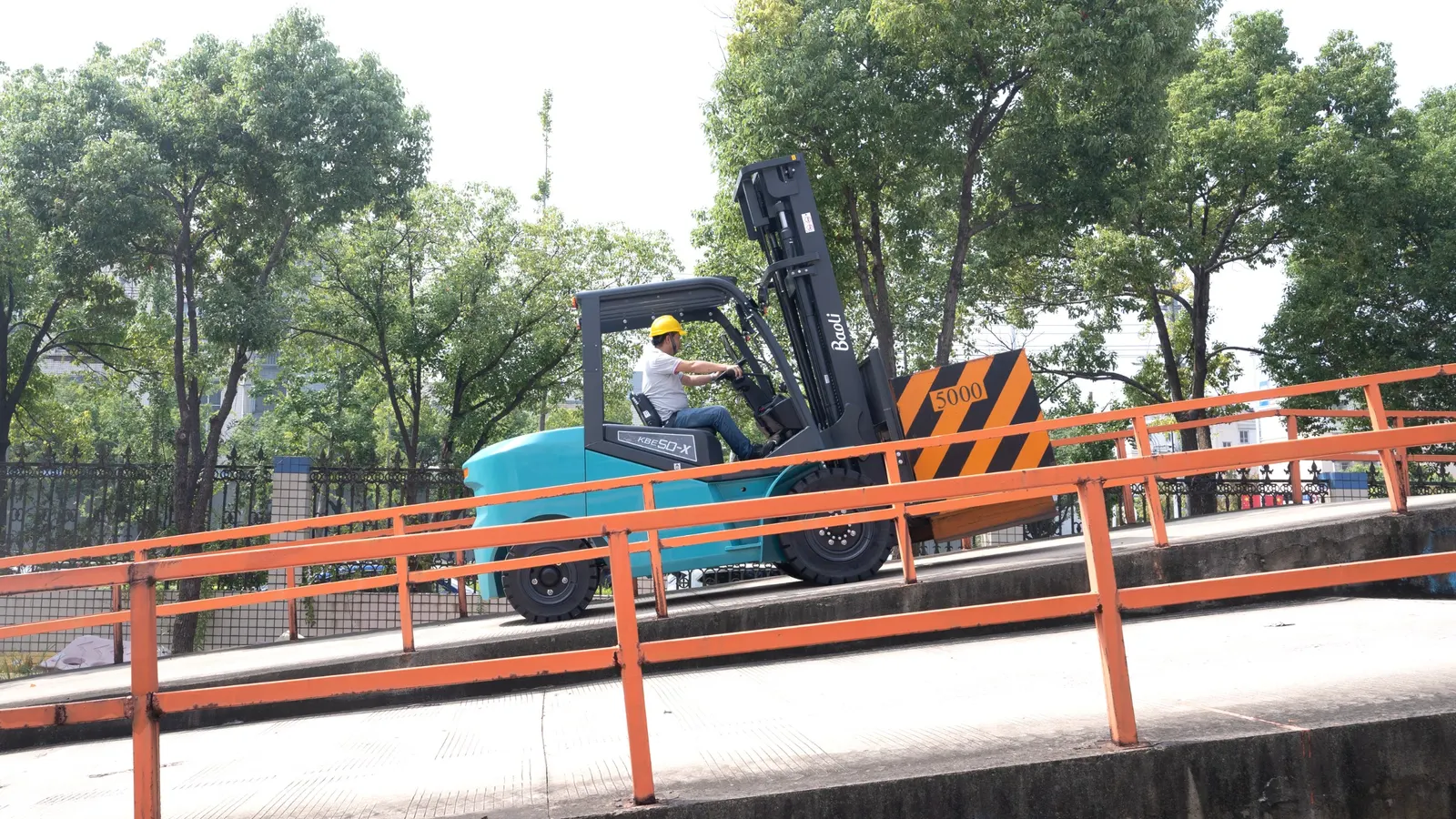 Xe nâng điện Baoli KBE45-X leo cầu dốc khi đang chở tải