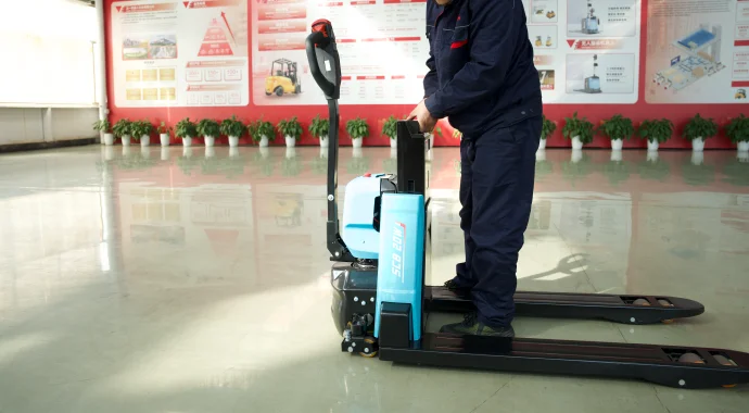 Lắp pin xe nâng tay điện Sany SCB20W