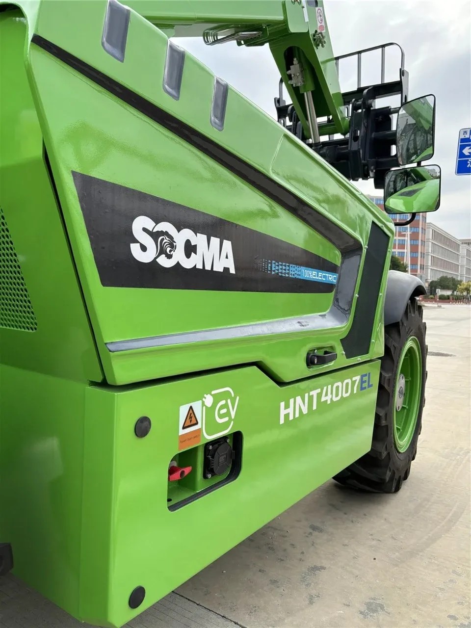 Chi tiết thân xe nâng telescopic điện SOCMA HNT4007-EL