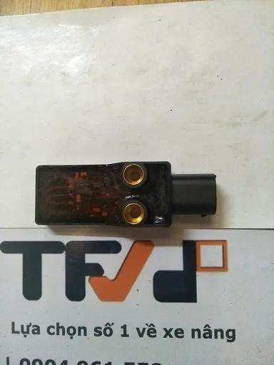 Mặt sau cảm biến khung nâng xe nâng BT RRE 268/241868 với hai lỗ bắt vít