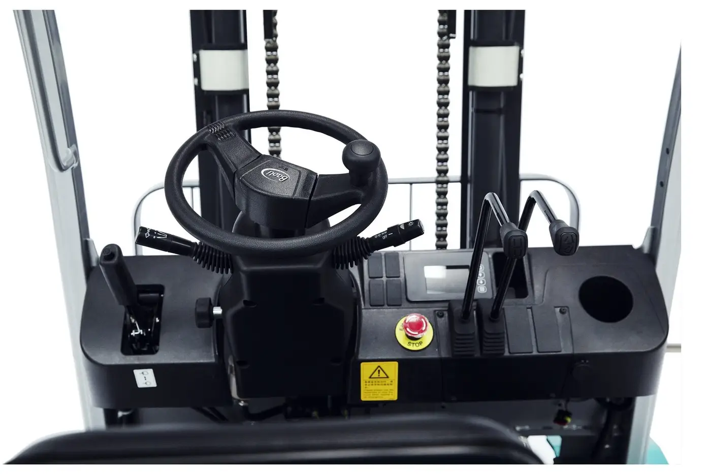 Cabin xe nâng điện Baoli KBE38-Li-01: vô lăng, cần điều khiển, nút dừng khẩn cấp