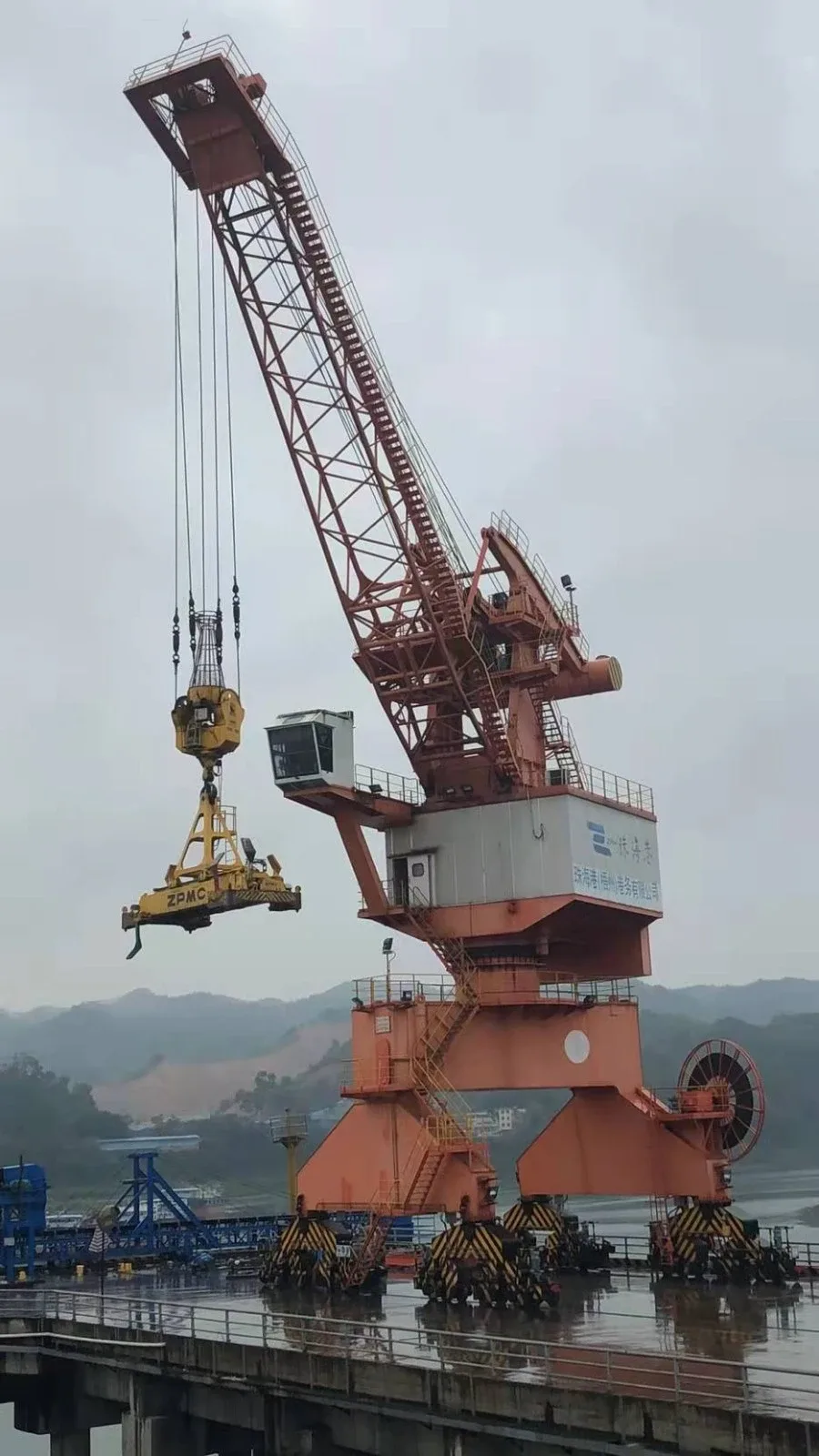 Cẩu chân đế 1 cần SOCMA với gầu ngoạm