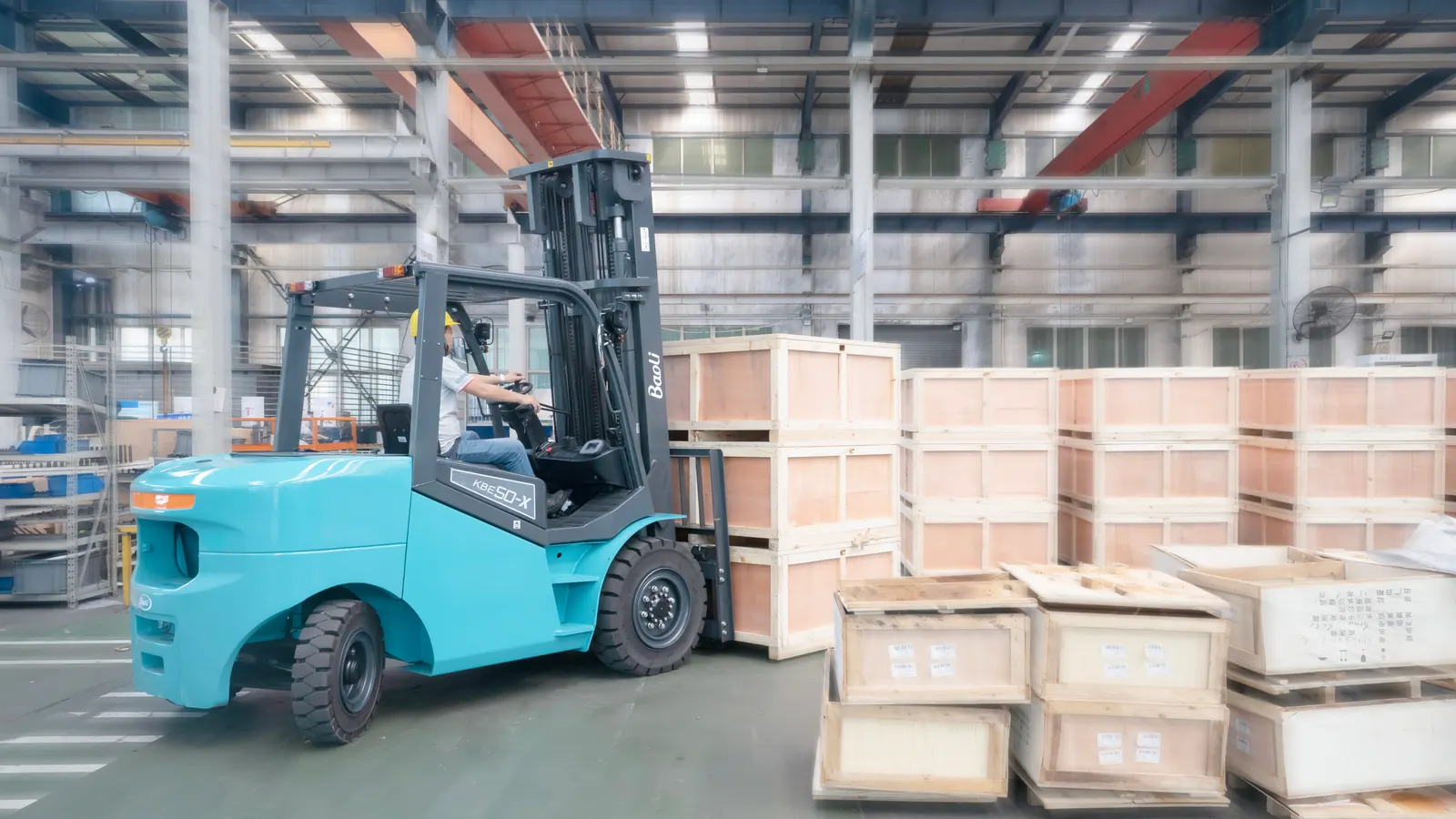 Xe nâng điện Baoli KBE40-X chở kiện gỗ trong nhà xưởng