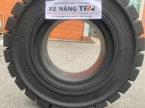 Lòng lốp đặc Success 8.25-15 nhìn từ phía vành