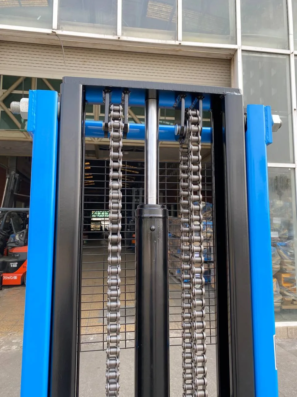 Khung nâng, xích và lưới bảo vệ của xe nâng tay cao Interlift CTY-EH1.5T