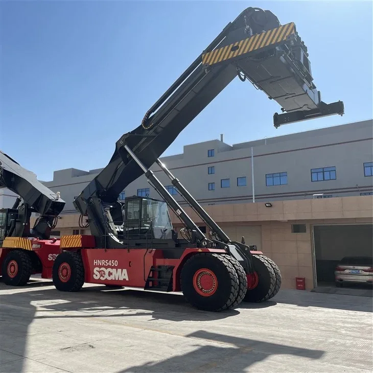 Xe nâng container SOCMA vươn cần