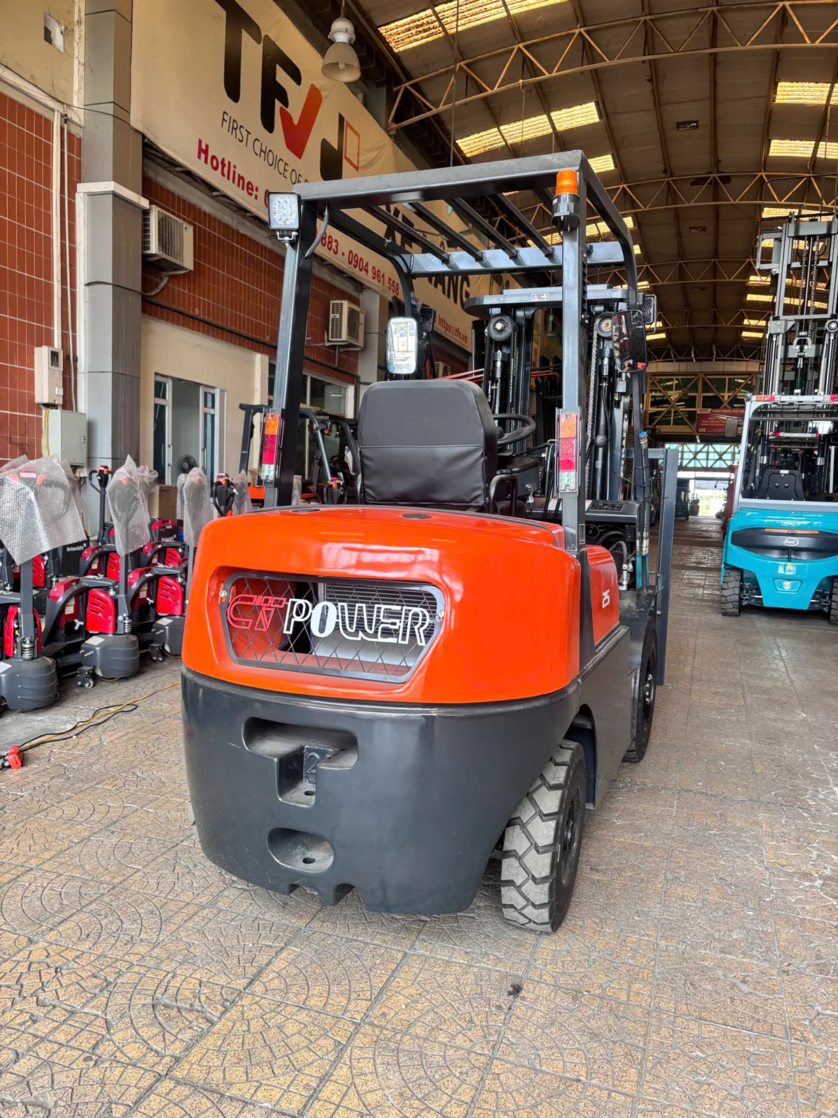 Xe nâng dầu CT Power FD25 nhìn chéo phía sau