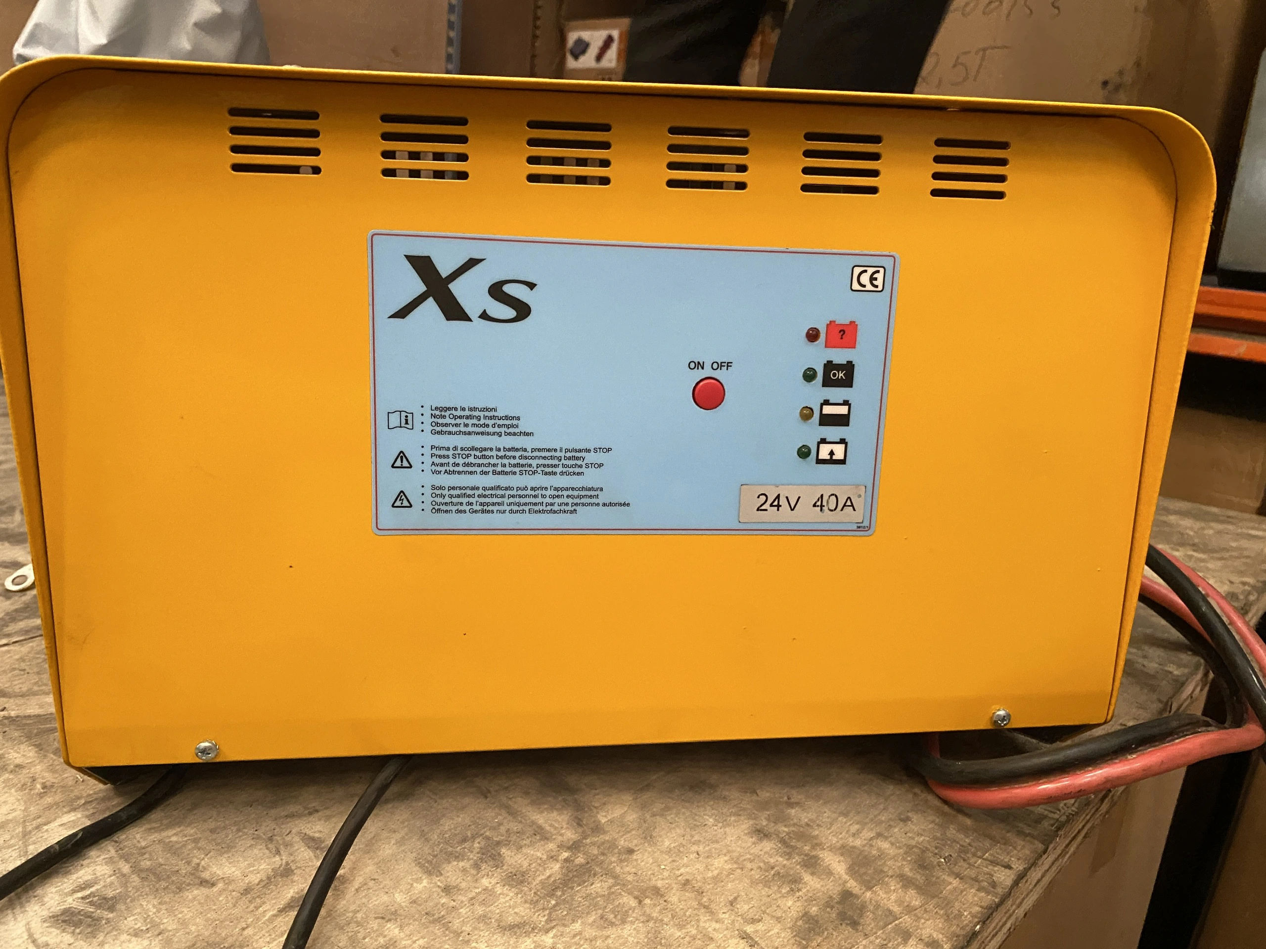 Máy sạc ắc quy hiệu XS 1 pha 24V 40A mã 1913-001 sử dụng cho xe nâng, hàng mới 100%
