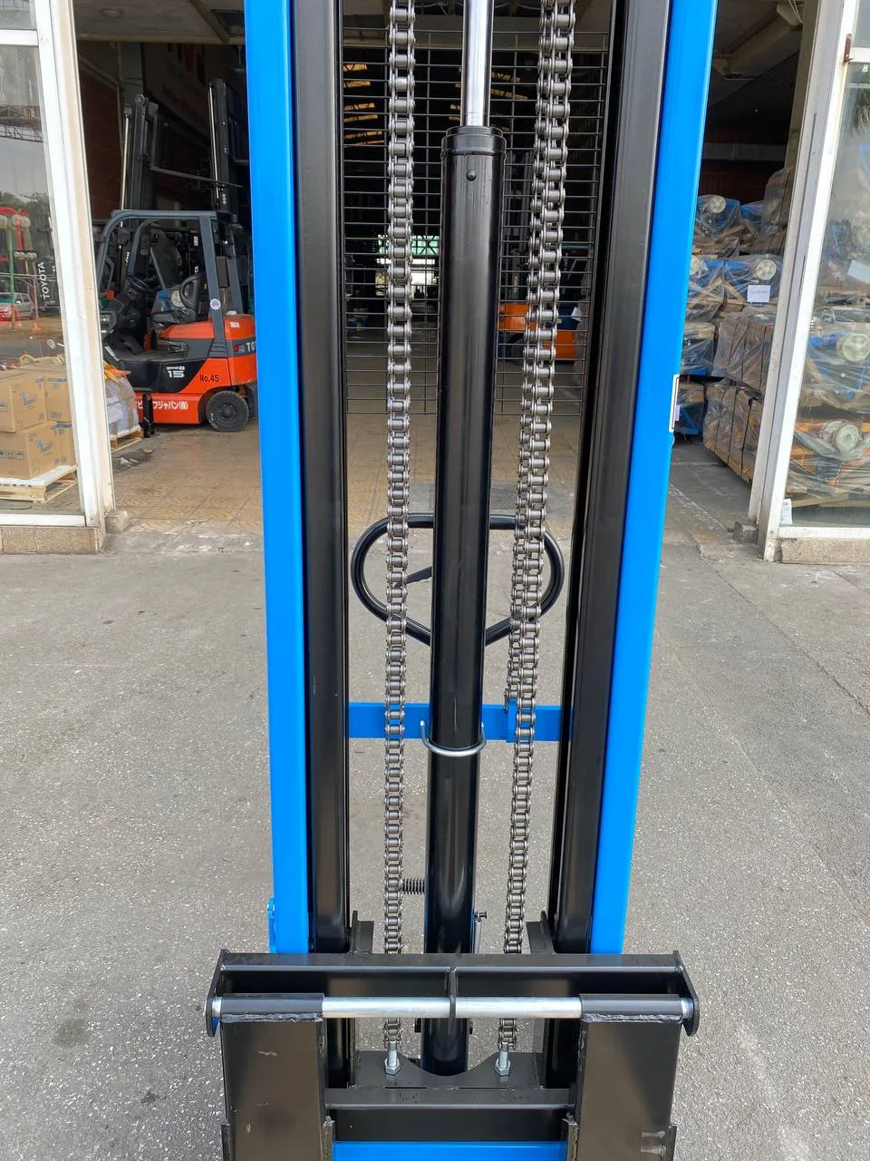 Xích nâng và tay bơm của xe nâng tay cao Interlift CTY-EH1.5T