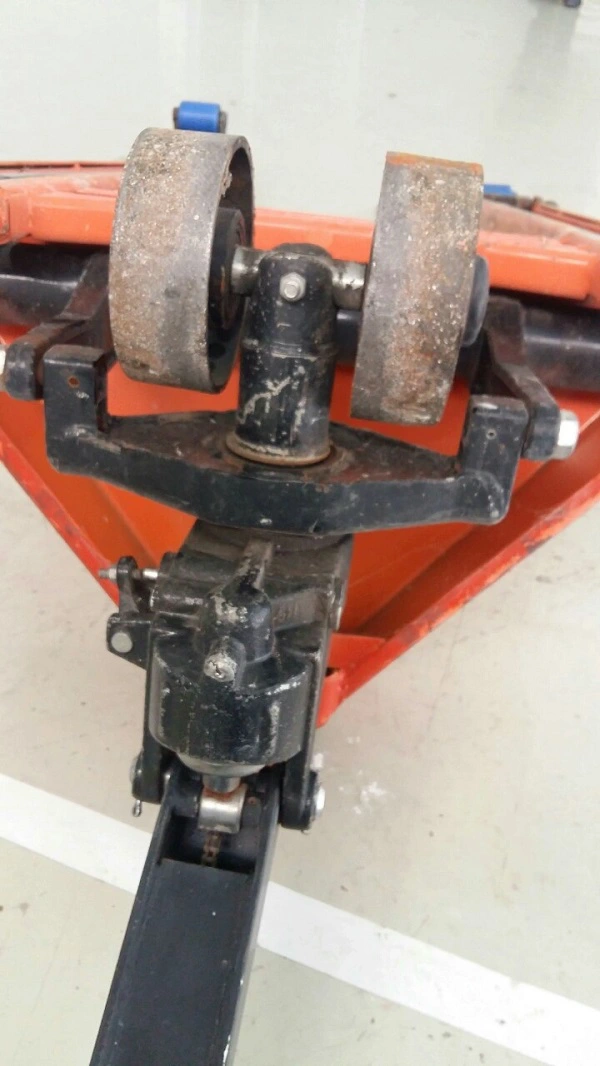 Cách thay bánh xe nâng tay thấp nhanh chóng, tiện lợi