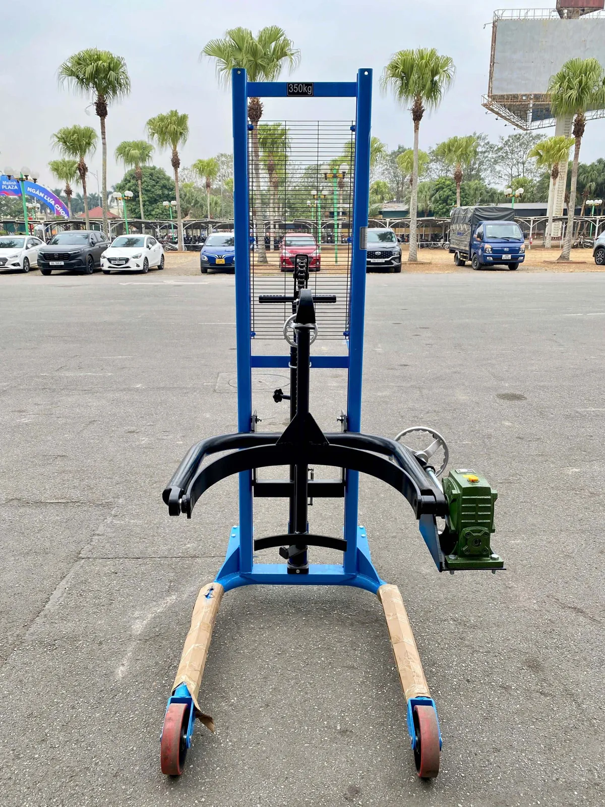 Xe nâng phuy Interlift 350 kg nhìn thẳng phía trước