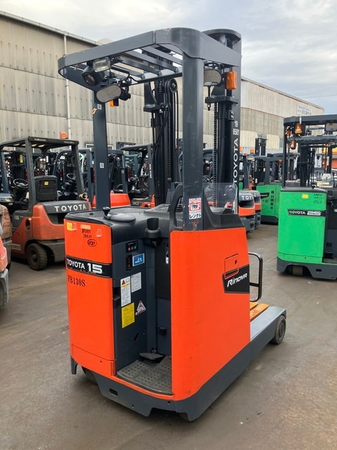 Xe nâng Reach Truck đứng lái