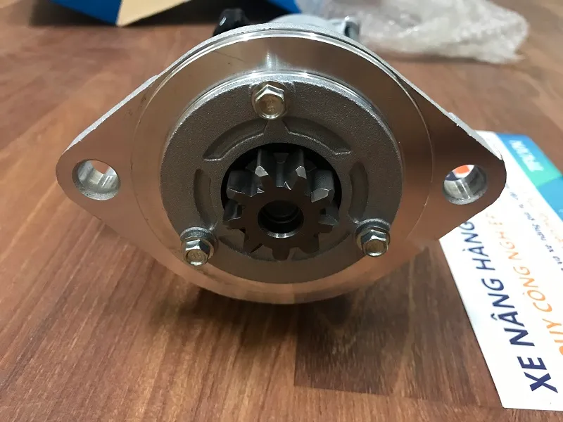 Thông số củ đề xe nâng Komatsu YM129900-77040 nhìn từ phía công tắc từ